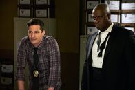 Brooklyn Nine-Nine – Jake Peralta (Andy Samberg, l.); Captain Ray Holt (André Braugher, r.)