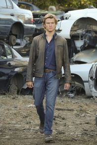 MacGyver – Auf der Suche nach dem Auftragskiller mit dem Codenamen S-218 macht MacGyver (Lucas Till) eine schreckliche Entdeckung. Er ist selbst das Opfer. Wer hat den Killer auf ihn angesetzt? Und kann er ihn finden?; Auf der Suche nach dem Auftragskiller mit dem Codenamen S-218 macht MacGyver (Lucas Till) eine schreckliche Entdeckung. Er ist selbst das Opfer. Wer hat den Killer auf ihn angesetzt? Und kann er ihn finden?