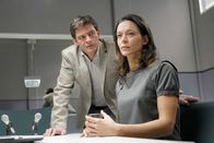 Die Rosenheim-Cops – Kommissar Christian Lind (li. Tom Mikulla) zweifelt an der Aussage von Silvia Grabowski (re. Yvonne de Bark).