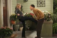 Two and a Half Men – Ahnen nicht, dass ihre Affäre aufzufliegen droht: Alan (Jon Cryer, r.) und Lyndsey (Courtney Thorne-Smith, l.) ...