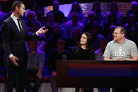 Wer weiß denn sowas? – Moderator Kai Pflaume (M.) mit Rateteam-Kapitän Elton (r.) und der Schauspielerin Luise Befort (M.).