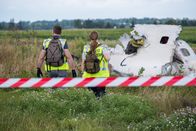 Mayday - Alarm im Cockpit – Brantford, Ontario - Der Ermittler Ron Smits (gespielt von Jeff Miller) und seine Assistentin (gespielt von Emily Andrews) untersuchen die Absturzstelle des Malaysian Airlines-Fluges 17 (DSG Photo/Darren Goldstein)