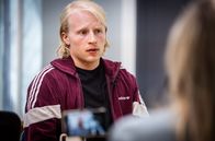 Kommissar Wisting – Der einsitzende Serienmörder Tom Kerr (Odin Waage) gibt sich im Interview umgänglich.