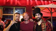 Tobis Städtetrip – Tobi Kämmerer vor dem Pik Dame mit Besitzer Max Coga (li.).