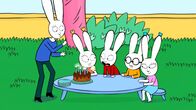 Simon – Lous Mama (l.) hat extra für Lou (2.v.l.) und ihre Gäste Simon (M.), Ferdinand (2.v.r.) und Sophie (r.) einen Schokoladenkuchen gebacken.