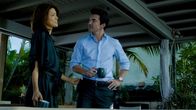 Hawaii Five-0 – Kono (Grace Park, l.) gesteht Adam (Ian Anthony Dale, r.), dass sie sich aufgrund seiner ehemals korrupten Familien um ihre gemeinsame Zukunft sorgt ...