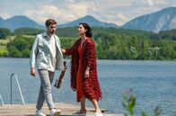 Sturm der Liebe – Henry (Elias Reichert, l.) lässt Sophias (Krista Birkner, r.) Versöhnungsversuch ins Leere laufen.
