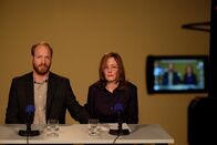 Ein Kind wird gesucht – Die Polizei hat die Hoffnung, dass ein Aufruf der verzweifelten Eltern Reinhard (Johann von Bülow, l.) und Sandra Schlitter (Silke Bodenbender, r.) den Täter aus der Reserve locken kann.