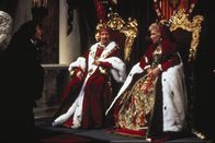 Mach's nochmal, Columbus – König Ferdinand (Leslie Phillips, l.); Königin Isabella (June Whitfield, r.)