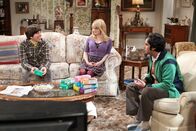 The Big Bang Theory – Gerade noch reden Howard (Simon Helberg, l.), Bernadette (Melissa Rauch, M.) und Raj (Kunal Nayyar, r.) über das Haus, klingelt auch schon ein unerwarteter Gast an der Türe ...