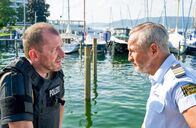 WaPo Bodensee – Paul Schott (Tim Wilde, r.) befragt Einsatzleiter Matthias Krämer (Martin Lindow, l.) zu den Geschehnissen bei der Bombenentschärfung.