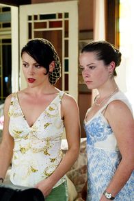 Charmed - Zauberhafte Hexen – Phoebe (Alyssa Milano, l.) und Piper (Holly Marie Combs, r.) rätseln über Hintergrund der derzeitigen Hitzewelle in San Franzisko ...