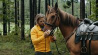 Die Bergretter – Bergretter Markus Kofler (Sebastian Ströbel) hat Amadeus gefunden. Doch wo ist seine Reiterin Anna Bergstätter?