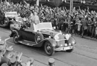 Hitlers Tod – Hitler im Führer-Mercedes beim Besuch in Ludwigshafen.