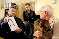 Alles Klara – Ollie (Christoph Hagen Dittmann) und Jonas Wolter (Jan Niklas Berg) befragen Willi Klöver (Peter Pauli, r.), der mit seinem Hund aufs Revier gekommen ist. Er erkennt den Mann auf dem Phantombild.
