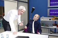 Anna und die Liebe – Robert (Mathieu Carrière, l.) kritisiert den Führungsstil von Gerrit (Lars Löllmann, r.)