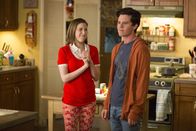 The Middle – Sue (Eden Sher, l.); Axl (Charlie McDermott, r.)