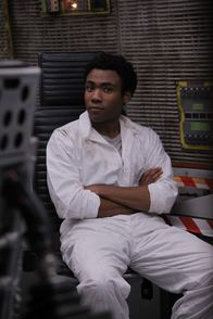 Community – Muss gemeinsam mit seiner Lerngruppe, den Flugsimulator des Colleges auf Vordermann zu bringen: Troy (Donald Glover) ...