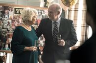 Life – Gail (Alison Steadman) und ihr Ehemann Henry (Peter Davison) stoßen gemeinsam mit ihren Gästen auf ihren 70. Geburtstag an.