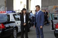 The Mentalist – Ein neuer Fall beschäftigt: Teresa Lisbon (Robin Tunney, l.) und Patrick Jane (Simon Baker, r.) ...