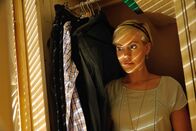 Alles Klara – Lauschangriff: Klara (Wolke Hegenbarth) versteckt sich im Schrank von Inga Winter.
