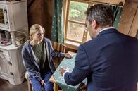 Sturm der Liebe – Christoph (Dieter Bach, r.) gibt Alicia (Larissa Marolt, l.) zu verstehen, dass sie ihm nicht entkommen kann.