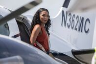 Death in Paradise – Nach den Ereignissen rund um den Mord eines erfolgreichen Pianisten, kommt Camille Bordey (Sara Martins) aus Paris zurück, um die Beamten zu unterstützen. Doch nicht nur der Fall beschäftigt Camille während des Fluges.