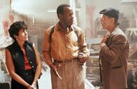 Predator 2 – Im Kampf gegen den Drogensumpf: Leona (Maria Conchita Alonso, l.), Detective Harrigan (Danny Glover, M.) und Danny (Ruben Blades, r.) ...