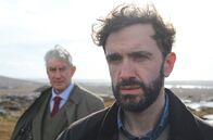 Der Irland-Krimi – Dylan (Jonathan Delaney Tynan) sieht sich im Schatten seines Vaters Edward (Barry McGovern, li.).