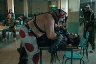 Twisted Metal – Die Teilnehmenden haben die Qualifikation überstanden und dürfen nun verraten, welcher Wunsch ihnen im Falle eines Sieges erfüllt werden soll. In der Kantine kommt es jedoch zu Spannungen zwischen Sweet Tooth (Joe Seanoa, l.) und Mr. Grimm (Richard de Klerk, r.), da insbesondere Mr. Grimm den Clown immer wieder provoziert.