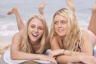 Soul Surfer – Die beiden besten Freundinnen Alana Blanchard (Lorraine Nicholson, r.) und Bethany Hamilton (Anna Sophia Robb, l.) erleben den Alptraum ihres Lebens ...