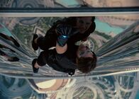 Mission: Impossible - Phantom Protokoll – Achthundert Meter in die Tiefe könnte Ethan Hunt (Tom Cruise) bei seinem gewagten Manöver stürzen. Dies riskiert er, um das Leben vieler anderer zu schützen ...