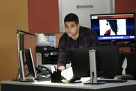 Navy CIS – Torres (Wilmer Valderrama) sucht im Doppelleben der Toten nach Antworten, wie es zum Selbstmord kommen konnte oder ob es sich sogar um einen Mord handeln könnte ...