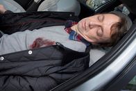 Tatort – Selbstmord? Zollbeamter Robert Riebsahl (André Benndorff) wird erschossen in seinem Wagen aufgefunden.