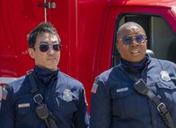 9-1-1 Notruf L.A. – Howie "Chimney" Han (Kenneth Choi, l.); Henrietta "Hen" Wilson (Aisha Hinds, r.)