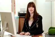 Der Teufel trägt Prada – Der Job als zweite Assistentin der mächtigen Miranda Priestly, stellt nicht nur Andys (Anne Hathaway) Kleiderschrank, sondern auch ihr privates Liebesleben völlig auf den Kopf ...