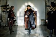 Wolf Hall – Eine Diskussion mit dem Herzog von Norfolk (Timothy Spall, li.) lässt Cromwell (Mi.) in einem anderen Licht erscheinen.