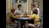 Astrid Lindgren:: Pippi Langstrumpf – Tommys (Pär Sundberg, l.) und Annikas (Maria Persson, r.) Mutter fasst den folgenreichen Entschluss, auch Pippi Langstrumpf zum nachmittäglichen Kaffeekränzchen einzuladen.