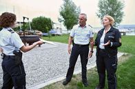 WaPo Bodensee – Julia Demmler (Wendy Güntensperger, li.) überreicht Nele Fehrenbach (Floriane Daniel, r.) und Paul Schott (Tim Wilde, M.) ihre Ermittlungsergebnisse im Fall Murjahn.