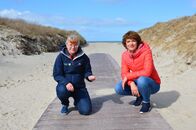Terra Xpress – Lena Ganschow (r.) mit Berit Finkennest (l.) vom Wattwelten Besucherzentrum Norderney. Auf der Insel sind gerade die Dünen attraktiv für Touristen. Gefährdet dadurch sind Vogelarten wie der Sandregenpfeifer, der am Boden brütet. Seine Eier sind im Sand nicht zu erkennen.