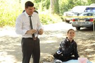 Bones - Die Knochenjägerin – Booth (David Boreanaz) kann Brennans (Emily Deschanel) Begeisterung über den gefundenen Zahn im Erbrochenen des Opfers nicht teilen - er ist einfach nur angeekelt...