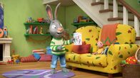 Pip und Posy – Pip berät mit Schweinchen, ob Posy die selbst gemalte Karte schön finden wird.