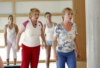 Verliebt in Berlin – Sport ist Mord: Agnes (Susanne Szell, l.) und Helga (Ulrike Mai, r.) kapitulieren angesichts der Anstrengungen im Fitnessstudio.