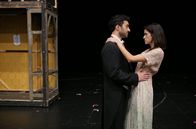 For the Drama – Während alle auf die große Premiere hinarbeiten, versuchen Rosa (Marie Nasemann) und Gabriel (Eidin Jalali) irgendwo zwischen Maskenraum und Orchestergraben ihre Beziehung zu retten.