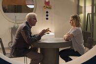The Good Place – Gelingt es Michael (Ted Danson, l.) und Eleanor (Kristen Bell, r.), die plötzlichen emotionalen Spannungen in der Nachbarschaft wieder unter Kontrolle zu bringen?