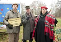Neues aus Büttenwarder – NDR Fernsehen NEUES AUS BÜTTENWARDER, "Lütt un Lütt" Uhr. V. l. Adsche mit Brackelmann und Roswitha Roggenpuhl.