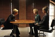 SOKO Stuttgart – Martina Seiffert (Astrid M. Fünderich, l.), Paula Schmidt (Sarah Giese, M.) und Doris Schmidt (Caroline Redl, r.).