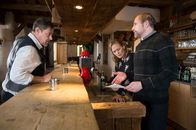 Die Bergretter – Fristlose Kündigung für das Wirtsehepaar Maria (Sonsee Neu) und Hans (Thomas Limpinsel, r.) Böhmer. Martin (Sven Martinek, l.) gibt ihrer Tochter Jana die Schuld am Tod seines Sohnes.