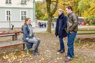 Die Chefin – Vera Lanz (Katharina Böhm, m.) und Paul Böhmer (Jürgen Tonkel, r.) unterhalten sich mit der Lehrerin des Opfers Vanessa Berg (Picco von Groote).