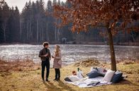 Sturm der Liebe – Rosalie (Natalie Alison, r.) lässt sich doch auf ein romantisches Picknick mit Raphael (Jakob Graf, l.) ein.